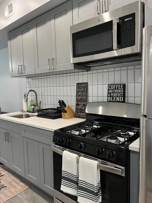 Building Photo - 84 Sherman Ave