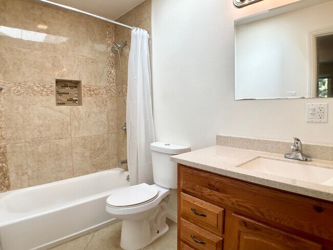 Building Photo - Updated TOP FLOOR 2BR/2BA FLAT! IN-UNIT LA...