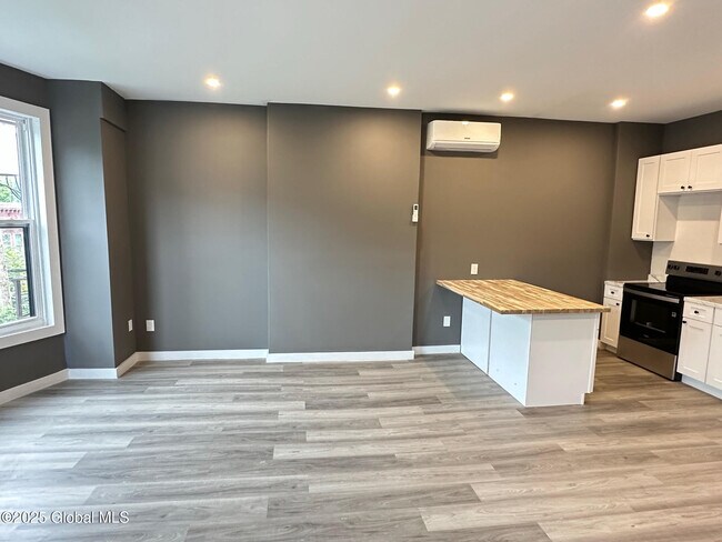 Building Photo - 154 Lark St