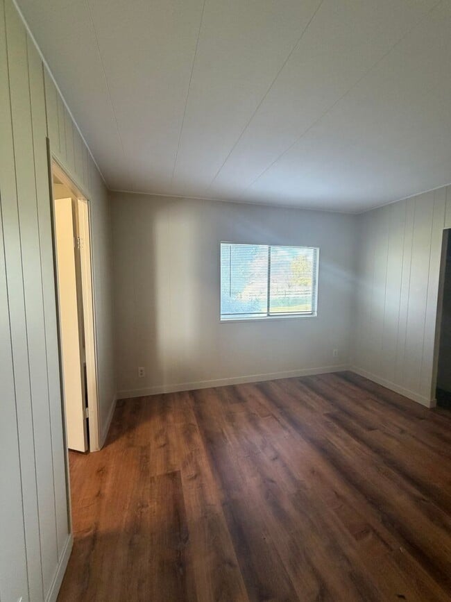 Building Photo - 3 Bedroom, 2.5 Bath - Three Bay garage