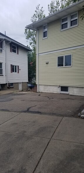 2 car parking - 879 Broadway