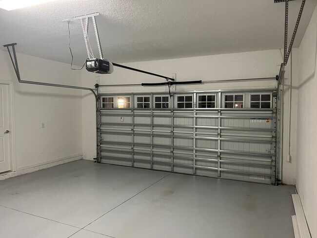 Building Photo - Incredible 5 Bedroom, 3 Bath Town home wit...