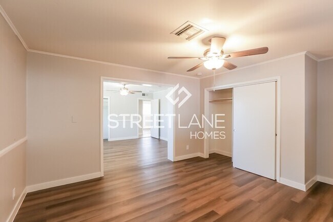 Building Photo - Spacious 4 bedroom home with a POOL in Pho...