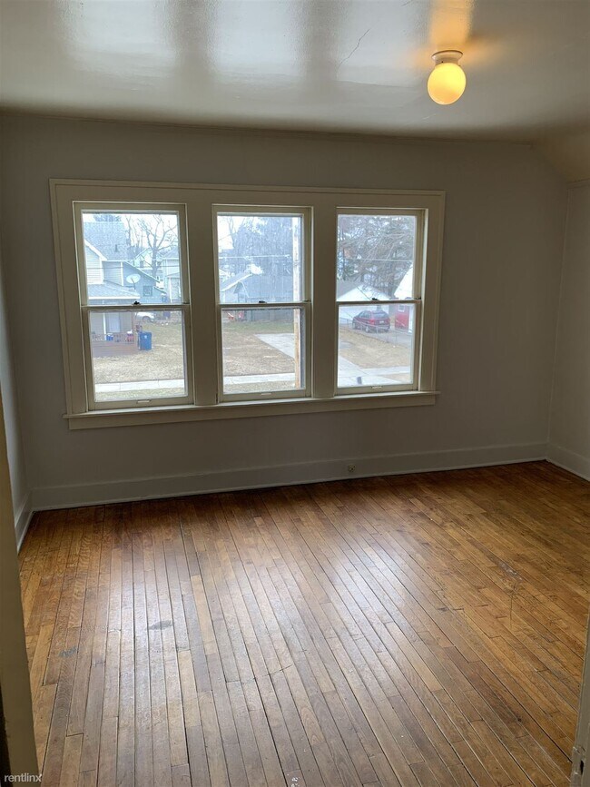 Building Photo - 3 br, 1 bath House - 300 Brown St SE 300 B...