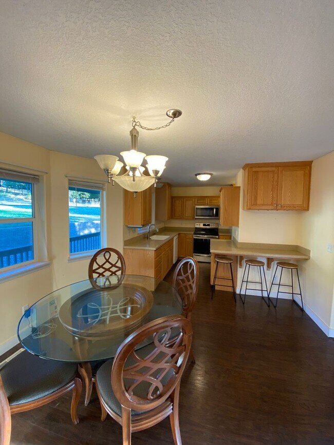 Building Photo - Custom Home With Shop!