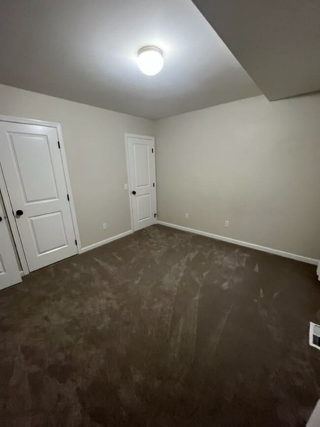 Building Photo - Beautiful 3 Bedroom Townhome with Garage i...