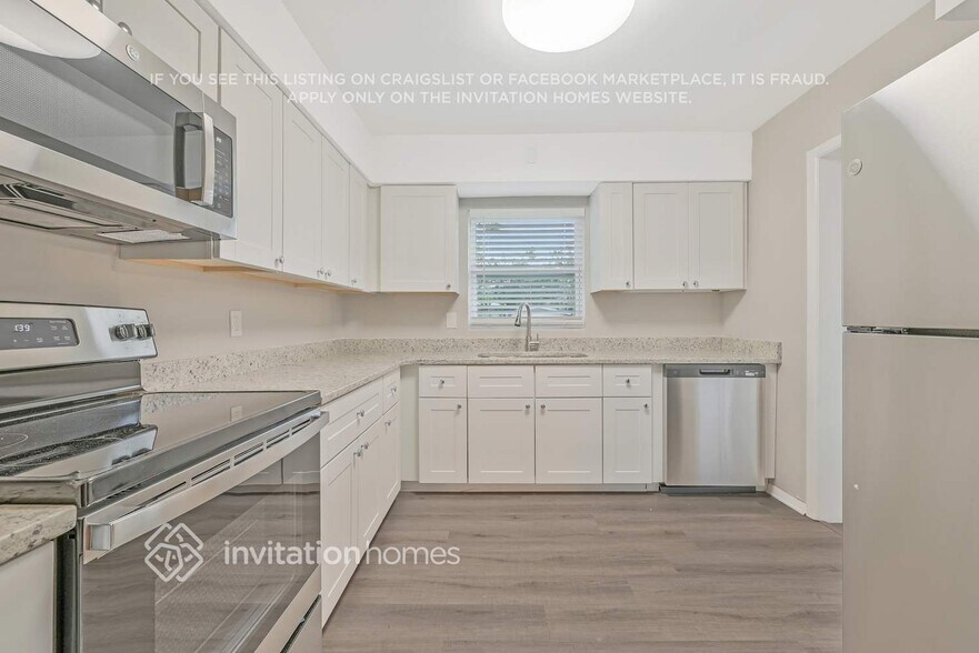 Building Photo - 6000 Balboa Dr