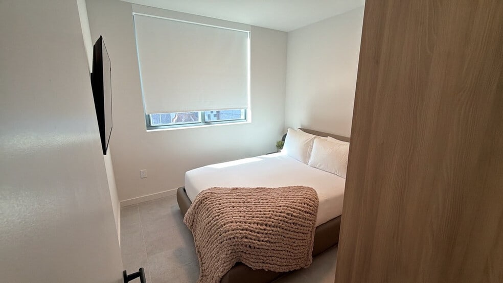 Building Photo - 121 NE 5th St