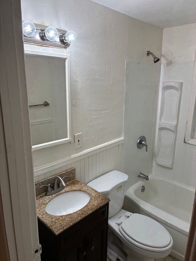 Building Photo - 2 bed 1 bath Conveniently located in Overland on Page