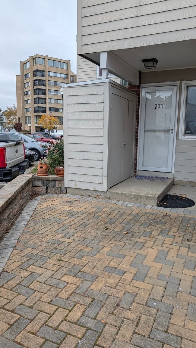 Building Photo - 203 W Walk