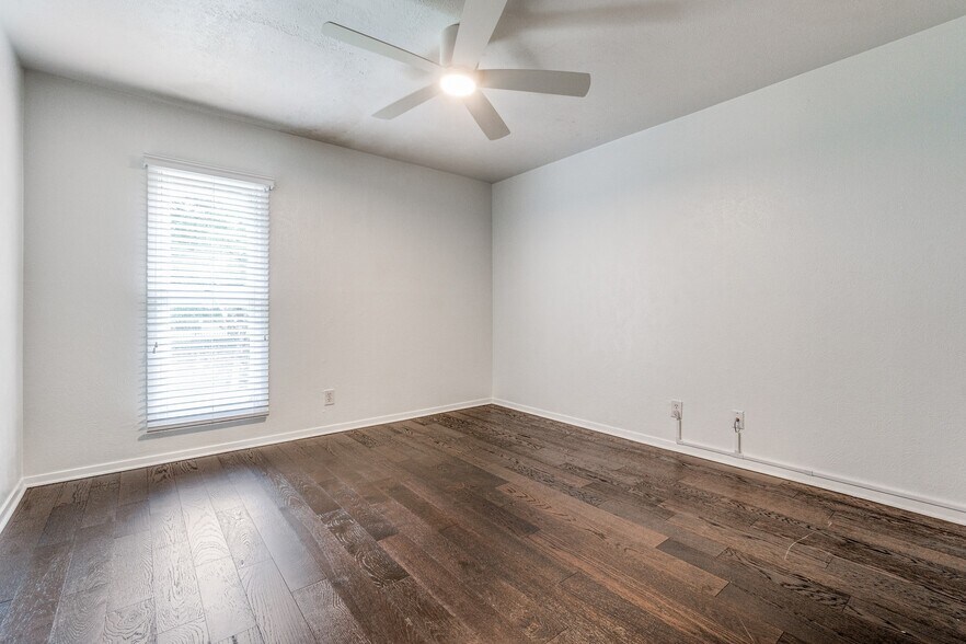 Building Photo - 5932 Sandhurst Ln