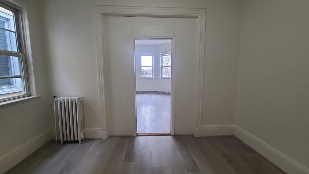 Building Photo - 242 Bowers St