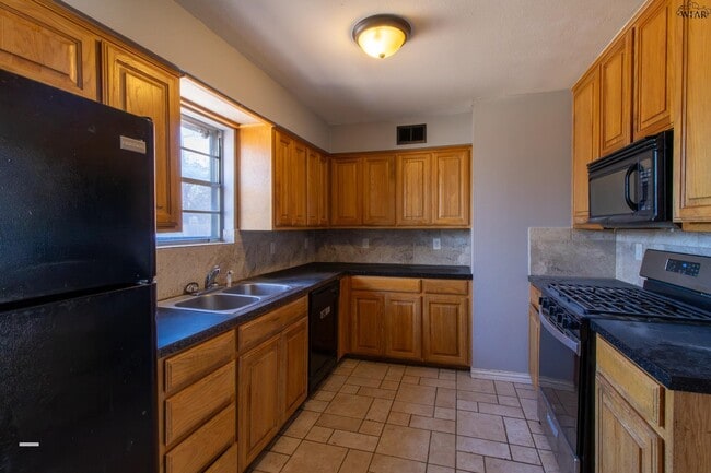 Building Photo - 4653 Balboa Dr