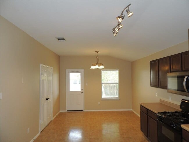 Building Photo - 315 Feathergrass Dr