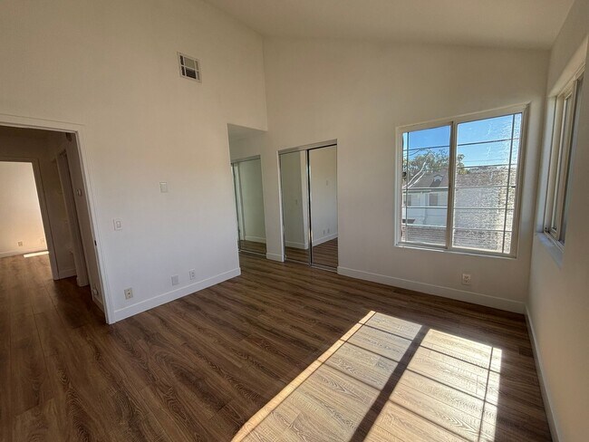 Building Photo - Remodeled 3 Bed 3 Bath Townhome for Rent in Glendale, CA