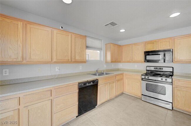 Building Photo - 2586 Begonia Valley Ave