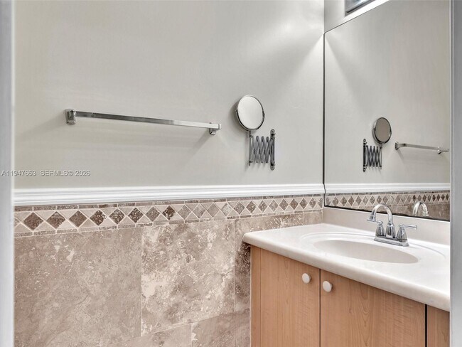 Building Photo - 3853 Tree Top Dr