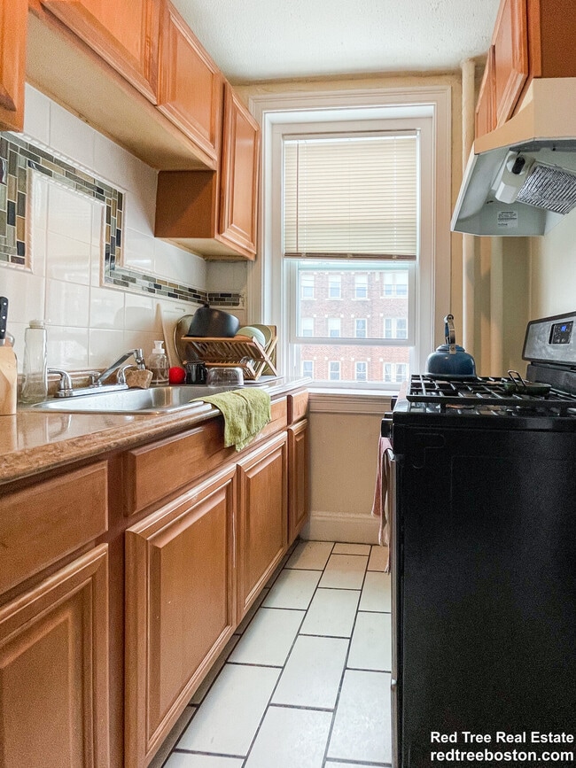 Building Photo - 248 Kelton St