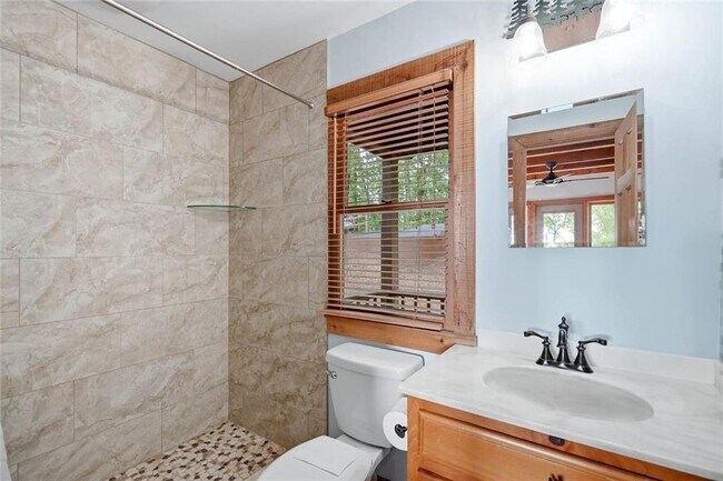 Building Photo - 424 S Sanderlin Mtn Dr
