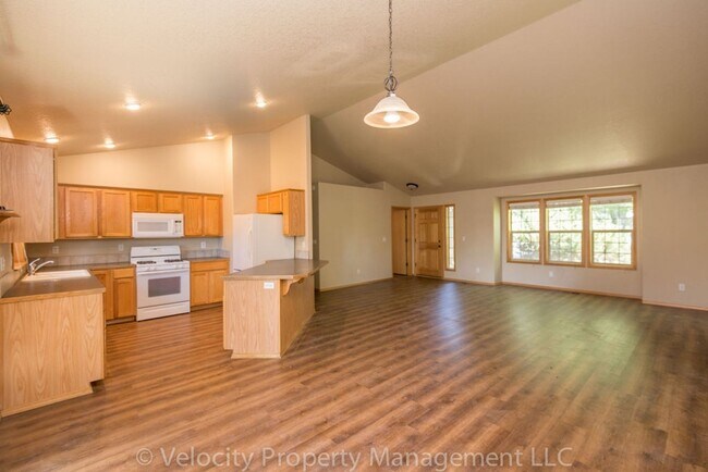 Building Photo - Light and bright 3 bedroom, 2 bath home - 1 dog considered!