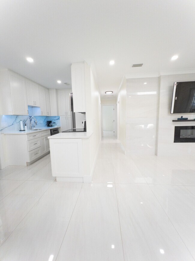 Building Photo - 887 W Perry St