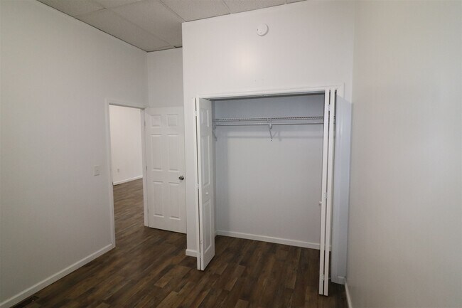 Building Photo - 104 Park Ave