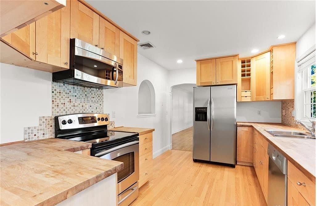 Building Photo - 8 Deerwood Ct