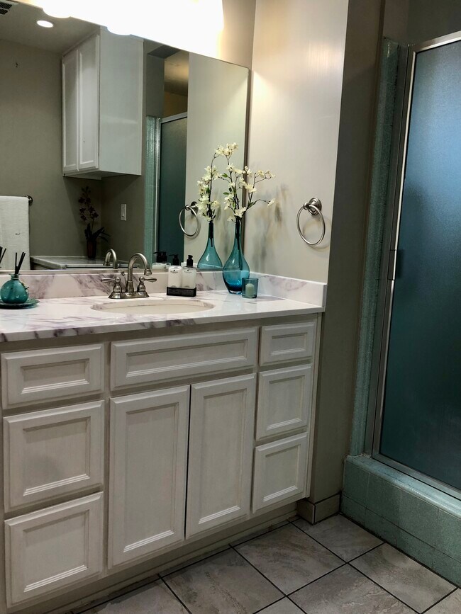 Building Photo - 2447 Malabar St