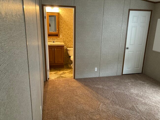 Building Photo - 18 Carp Ln