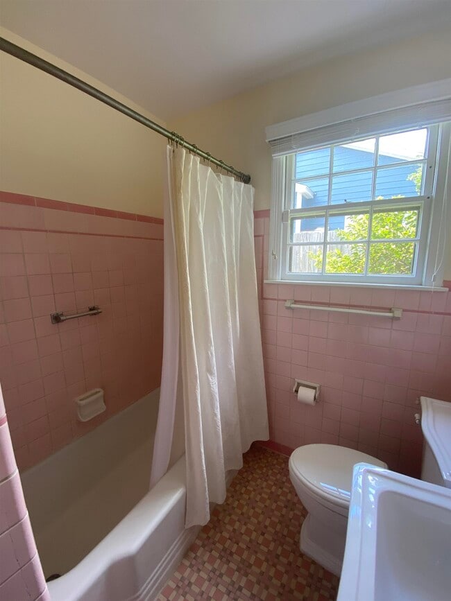 Building Photo - 518 McDaniel St