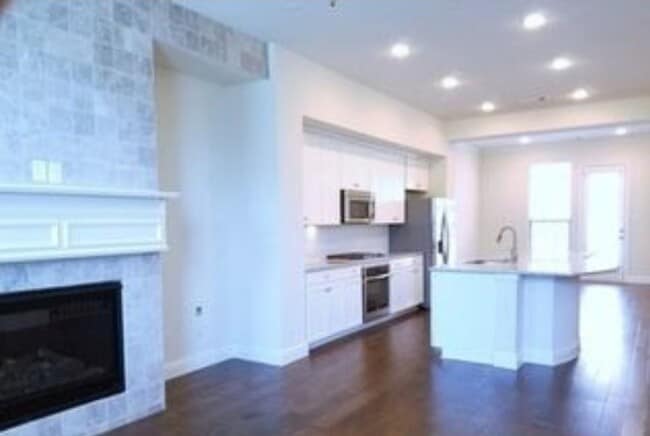 Building Photo - 517 W Royal Ln