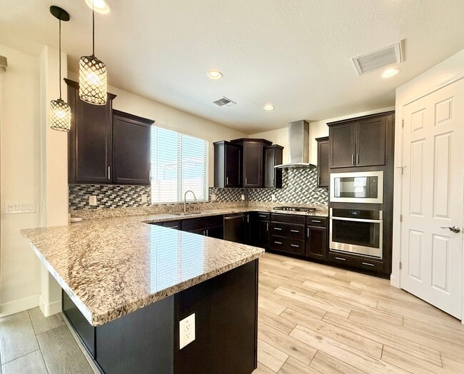 Building Photo - Charming 5-bed, 3-bath home with Pool/Spa ...