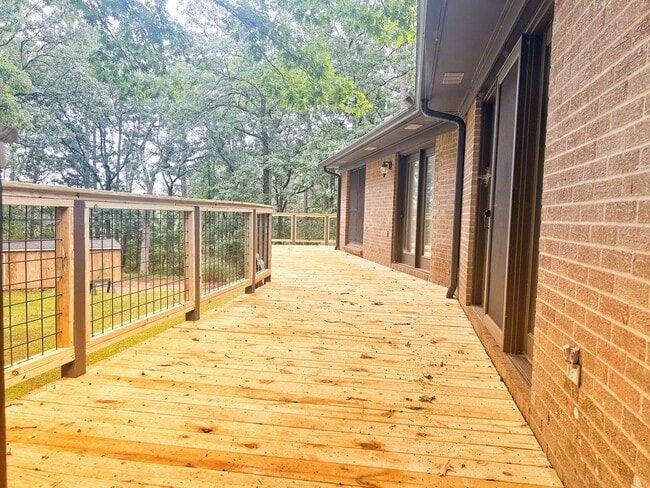 Building Photo - Five bedroom home on one acre of land loca...