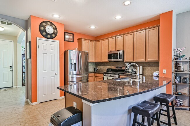 Building Photo - 2411 Lakecrest Town Dr