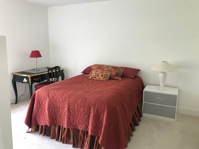 Master Bed - 935 Sweetwater Ln