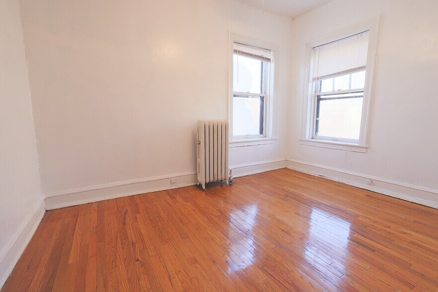 Building Photo - 621 W Cornelia Ave
