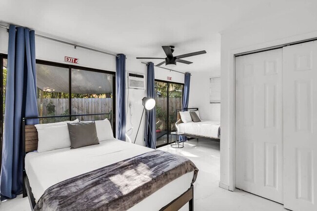 Building Photo - 714 NE 17th Ct