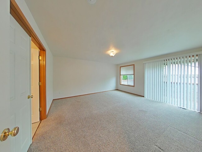 Building Photo - 3 Bedroom Duplex ~ Close to Timberhill Sho...