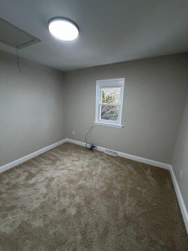 Building Photo - 3 Bedroom Townhouse