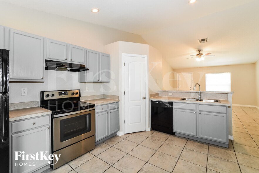 Building Photo - 2657 Bentley Dr