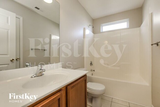 Building Photo - 11618 Village Pond Dr