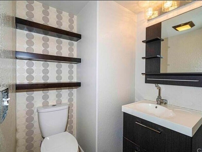 Building Photo - 15996 Mihaylo Ct