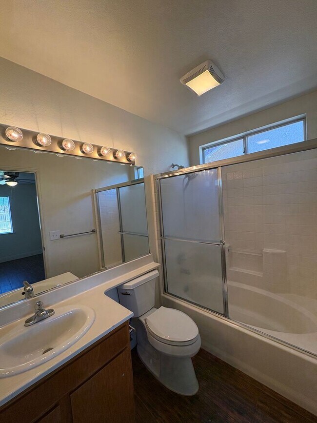 Building Photo - SE Visalia home Rent Ready!