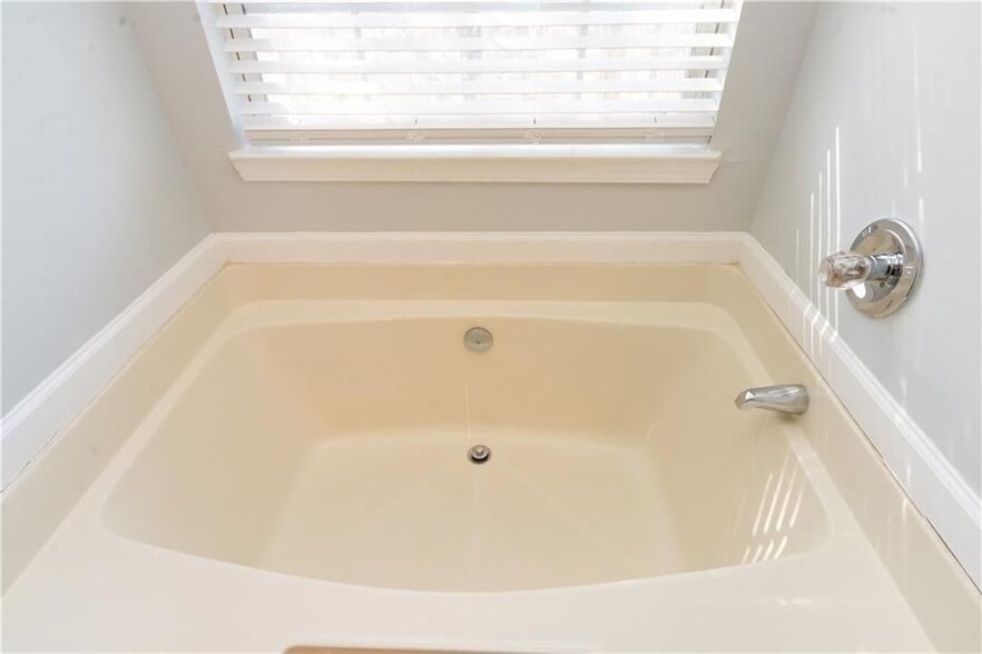 Building Photo - 811 Sugar Oak Ln