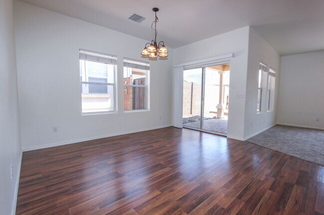 Building Photo - 607 N Cortina St