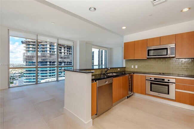Building Photo - 1060 Brickell Ave