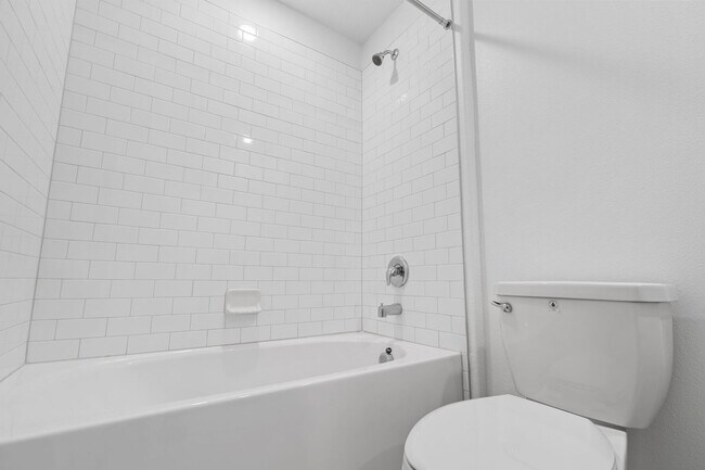 Building Photo - ***MOVE-IN SPECIAL, $500 OFF 2ND MONTH*** ...