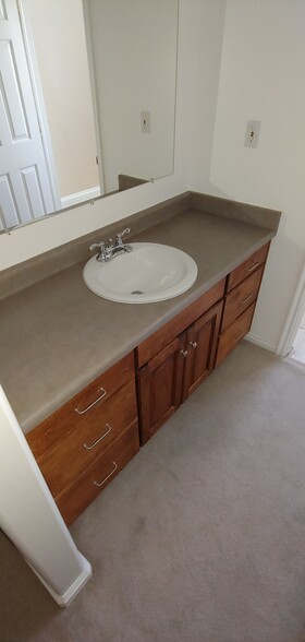 Building Photo - 936 Meadowbrook Dr