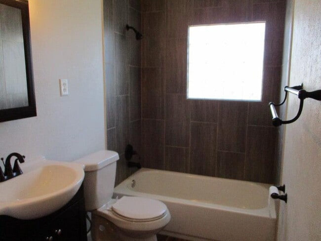 Building Photo - 1005 S 11th St