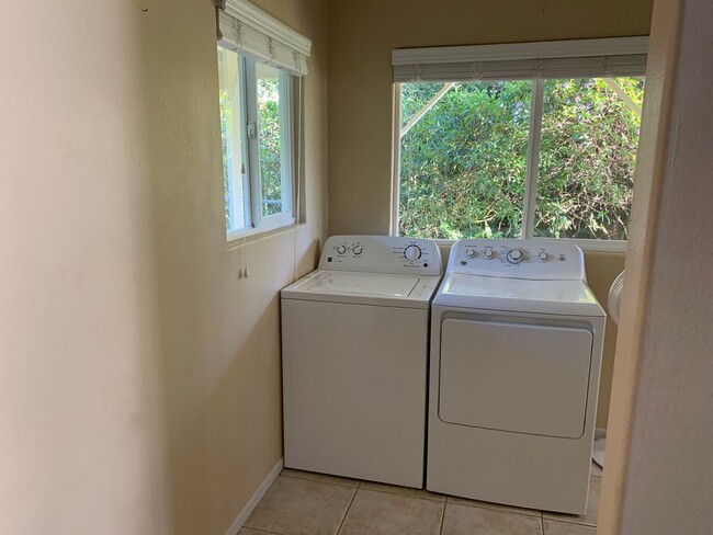 Building Photo - Beautiful Oceanfront 1 Bedroom Unit on Kaloli Point